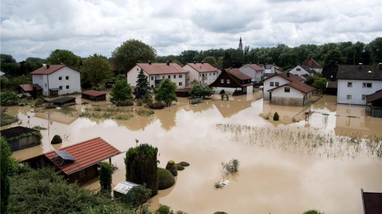 Wasser steht zwischen Häusern in Simbach am Inn(Bayern). Ein Hochwasser hat im niederbayerischen Landkreis Rottal-Inn mindestens fünf Tote gefordert. Wasser steht zwischen Häusern in Simbach am Inn(Bayern). Ein Hochwasser hat im niederbayerischen Landkreis Rottal-Inn mindestens fünf Tote gefordert.