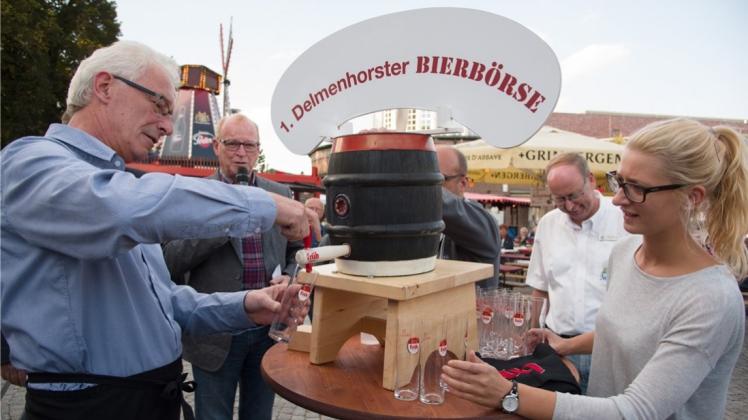 Oberbürgermeister Axel Jahnz eröffnete die erste Delmenhorster Bierbörse vor dem Rathaus. 