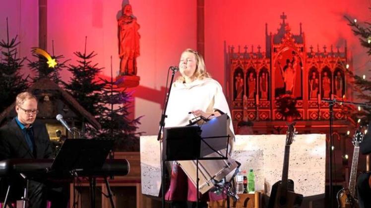 Die schönsten internationalen Weihnachtslieder präsentierte Patricia Kelly mit ihren Musikern Sebastian Scobel (links) und Daniel Brandl in der stimmungsvoll erleuchteten St. Jakobus-Kirche. 