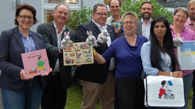 Spender und Projekt-Verantwortliche vereint: Mit Büchern und Spielen helfen Dunya Azadzoy (vorne, mit „Opstapje“-Tasche) und die anderen drei Hausbesucherinnen Flüchtlingsfamilien. Sechs Delmenhorster Serviceclubs fördern das von der Stadt unterstützte Projekt. Spender und Projekt-Verantwortliche vereint: Mit Büchern und Spielen helfen Dunya Azadzoy (vorne, mit „Opstapje“-Tasche) und die anderen drei Hausbesucherinnen Flüchtlingsfamilien. Sechs Delmenhorster Serviceclubs fördern das von der Stadt unterstützte Projekt.