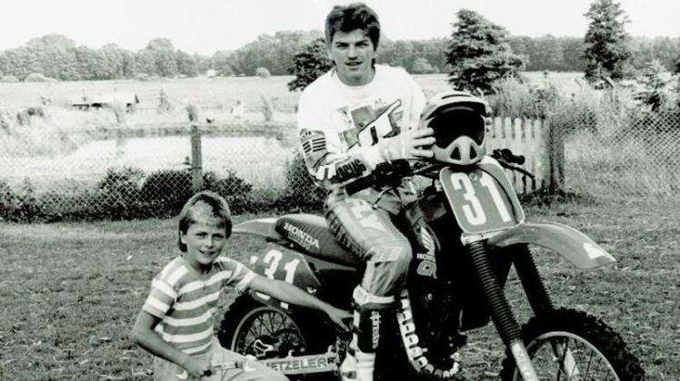 Jörg Berneisch im Juli 1990: Der junge Motorsportler hoffte, dass ihm weiterhin Trainingsmöglichkeiten auf der Größen Höhe eingeräumt werden, damit er eines Tages auch mit seiner Honda gegen internationale Konkurrenz fahren kann. Mit ähnlichem Eifer war damals auch Carsten Berneisch (links) dabei, der seinem älteren Bruder bei anfallenden Reparaturen zur Seite stand. Jörg Berneisch im Juli 1990: Der junge Motorsportler hoffte, dass ihm weiterhin Trainingsmöglichkeiten auf der Größen Höhe eingeräumt werden, damit er eines Tages auch mit seiner Honda gegen internationale Konkurrenz fahren kann. Mit ähnlichem Eifer war damals auch Carsten Berneisch (links) dabei, der seinem älteren Bruder bei anfallenden Reparaturen zur Seite stand.