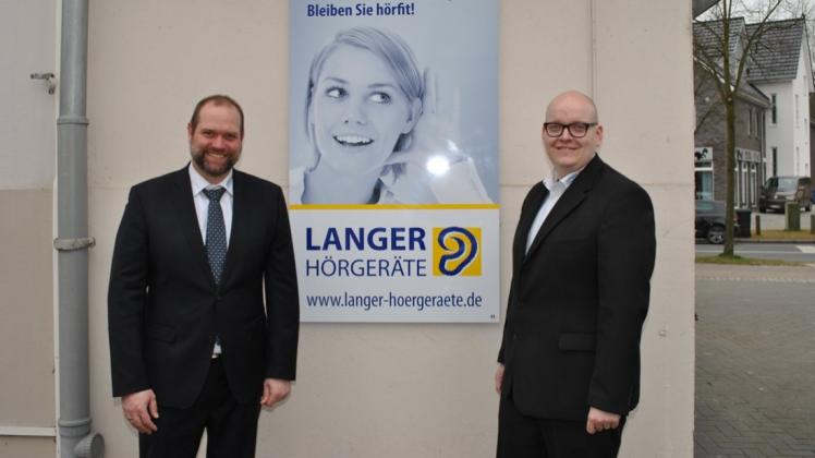 Unter der Leitung von Peter Langer (links) und Benjamin Brunken (rechts) eröffnete heute, 15. März 2016, das Familienunternehmen LANGER Hörgeräte ein neues Fachgeschäft in Delmenhorst. 