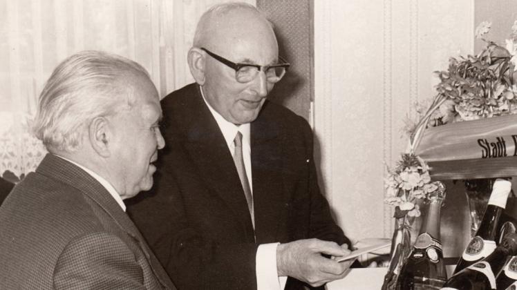 Delmenhorsts Oberbürgermeister Wilhelm von der Heyde (l.) gratuliert 1966 Friedrich Lange zum 75. Geburtstag. Archivfoto: Hermann Weizsäcker