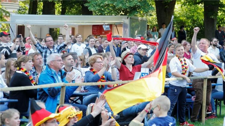 Die Meppener feiern auf der Schülerwiese den Sieg gegen die Slowakei. Foto. Werner Scholz