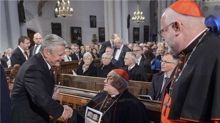 Bundespräsident Joachim Gauck begruesst Kardinal Karl Lehmann (Mitte) , der die Martin-Luther-Medaille der Evangelischen Kirche in Deutschland (EKD) erhielt. Rechts der Vorsitzende der katholischen Deutschen Bischofskonferenz, Kardinal Reinhard Marx. Foto:epd