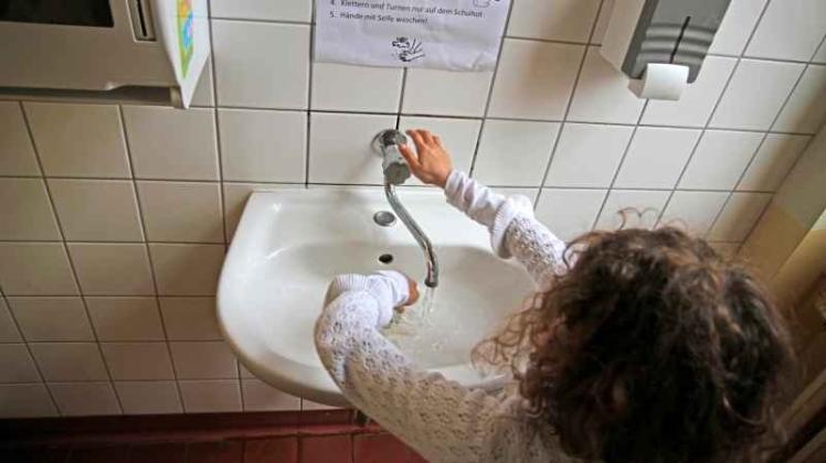 Die Toiletten an einigen Delmenhorster Schulen sind sehr in die Jahre gekommen. Doch die Sanierung muss häufig aufgeschoben werden. Symbolfoto: dpa)