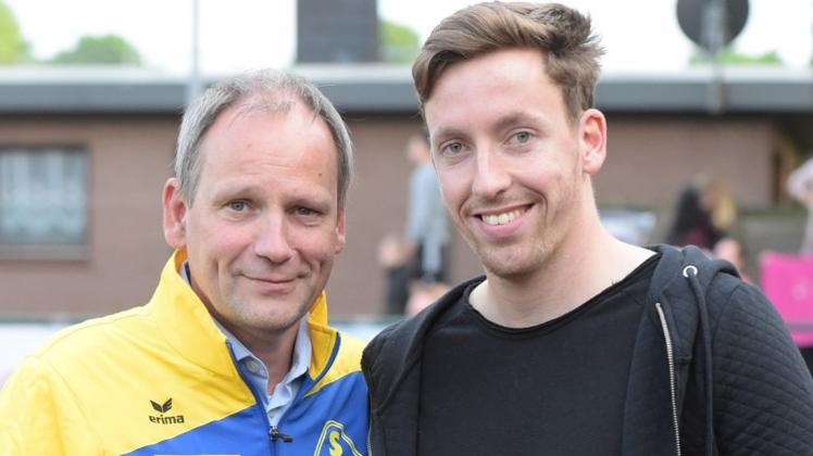 Freuen sich auf die Zusammenarbeit: Atlas-Sportchef Jörg Rosenbohm (links) und der 25-jährige Defensivspieler Dennis Janssen. 