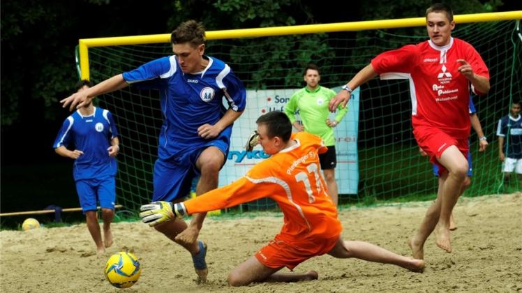 Zum ersten Gesundheits- und Fitnesstag im Osnabrücker Nettebad gehörte auch ein Beach-Soccer-Turnier. 