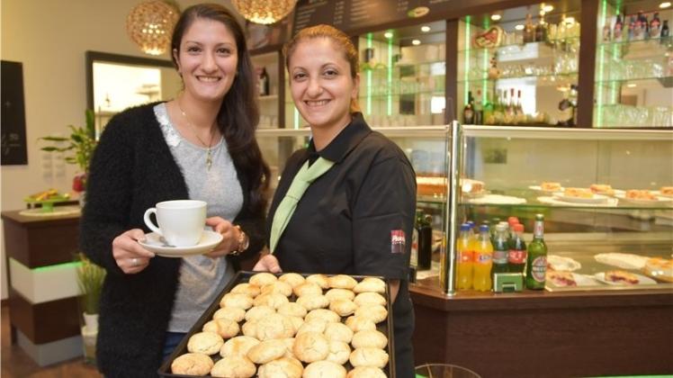 Café-Inhaberin Maria Akbulut (links) und ihre Schwester Semra Akbulut haben inzwischen viele Stammgäste. 