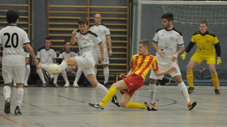 Eine Runde weiter: die Fußballer des TSV Ganderkesee (weiße Trikots, im Spiel gegen den SV Baris). 