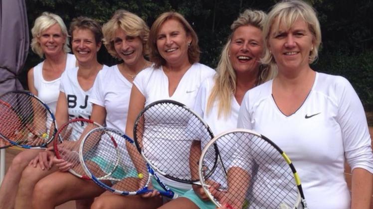 Freute sich über den Aufstieg in die Verbandsliga: das Damen-40-Team von BW Varrel mit (von links) Sabine Fugmann, Annette Hofmann, Caren Adolph, Birte Kehl, Christine Mengkowski und Claudia Köhne. Außerdem trat auch Kirstin Arlt für den Bezirksliga-Meister an. Freute sich über den Aufstieg in die Verbandsliga: das Damen-40-Team von BW Varrel mit (von links) Sabine Fugmann, Annette Hofmann, Caren Adolph, Birte Kehl, Christine Mengkowski und Claudia Köhne. Außerdem trat auch Kirstin Arlt für den Bezirksliga-Meister an.