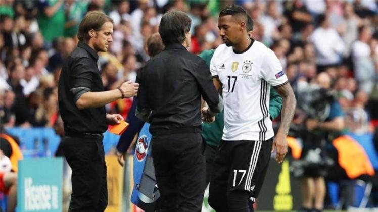 Jerome Boateng (r) wird bei seiner vorbeudenden Auswechslung von Joachim Löw (M) und Co-Trainer Thomas Schneider in Empfang genommen. Jerome Boateng (r) wird bei seiner vorbeudenden Auswechslung von Joachim Löw (M) und Co-Trainer Thomas Schneider in Empfang genommen.