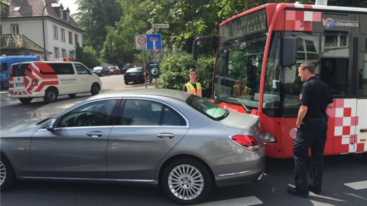Bei einem Unfall zwischen einem voll besetzten Bus und einem Auto auf der Natruper Straße wurde am Donnerstagnachmittag eine Autofahrerin verletzt. 