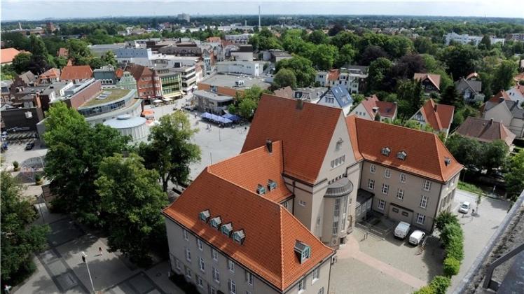 Kennen Sie das Rathaus? In der Online-Umfrage werden verschiedene Aspekte zu Delmenhorst angefragt – auch was eher negativ auffällt. Symbolfoto: Ingo Wagner