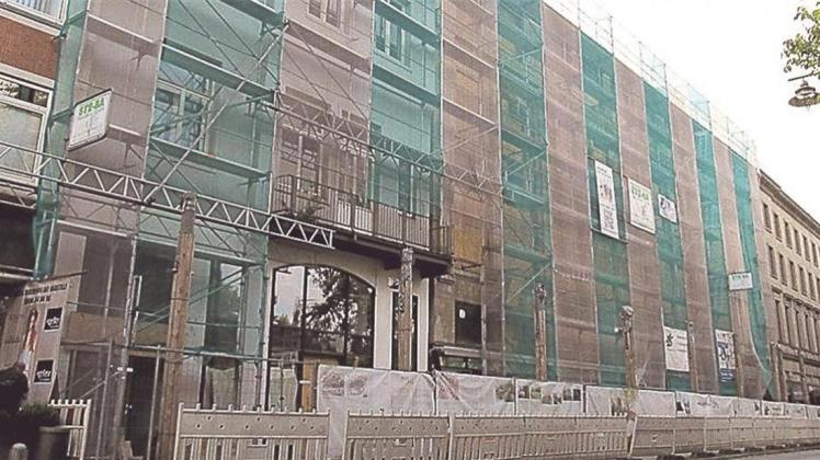 Vom einstigen Textilhaus Harms blieb nur eine Brandruine übrig. Vernichtet wurden auch zwei angrenzende Gebäude. Vom einstigen Textilhaus Harms blieb nur eine Brandruine übrig. Vernichtet wurden auch zwei angrenzende Gebäude.