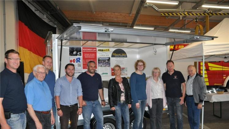Einen Veranstaltungsanhänger übergaben Sponsoren und Agnes Heisig-Hüsken von der Marketingfirma Promobil (6. von links) an die Bersenbrücker Feuerwehr. 