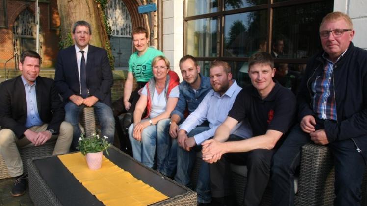 Trafen sich zur Vorbereitung der Feier: (von rechts) Gerd Köbbe, Josef Röben, die „Soundbrothers“ Daniel Neumann und Bastian Falk, Ingrid Cloppenburg, Frank Tholen, Günter Wigbers und Christian Rüve. Trafen sich zur Vorbereitung der Feier: (von rechts) Gerd Köbbe, Josef Röben, die „Soundbrothers“ Daniel Neumann und Bastian Falk, Ingrid Cloppenburg, Frank Tholen, Günter Wigbers und Christian Rüve.