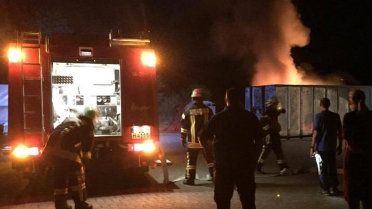 Zu einem Brandeinsatz ist die Feuerwehr Beckeln ausgerückt, Flammen schlugen aus einem Container. 