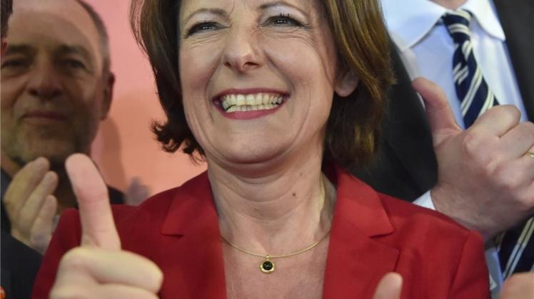 Daumen hoch: Die rheinland-pfälzische Ministerpräsidentin Malu Dreyer (SPD) lacht 2016 nach Bekanntwerden ihres Wahlsieges im Abgeordnetenhaus in Mainz (Rheinland-Pfalz). 