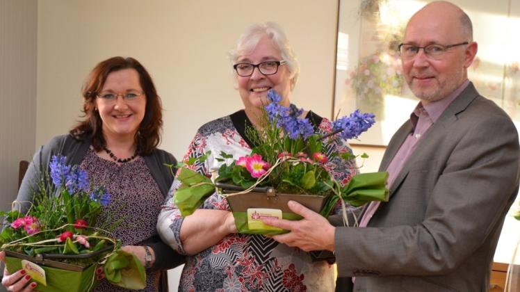 Bürgermeister Holger Lebedinzew bedankte sich am Donnerstag, 28. Januar, bei Karin Eichler. Sie wurde nach 12 Jahren von Anna Kukula-Marienfeld (links) als Gleichstellungsbeauftragte der Gemeinde Hude abgelöst. 