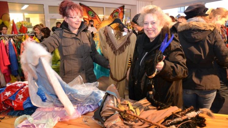 Tanja Grottker und Susanne Sperling haben bei der Eröffnung am Montag, 18. Januar, ihre Faschingsoutfits aus den rund 500 Verkleidungen in der Kostümbörse ausgewählt. 