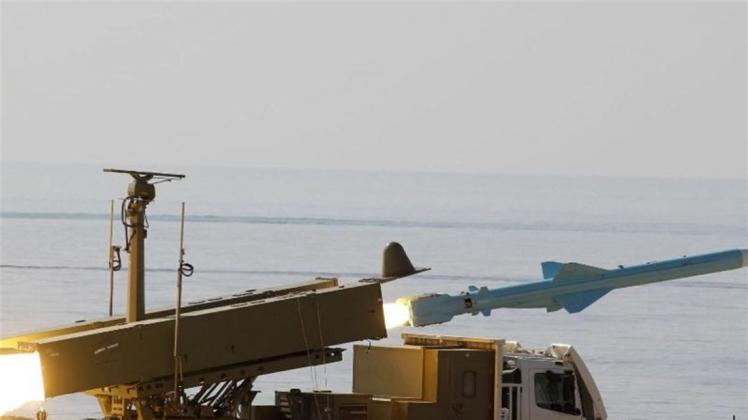 Eine iranische Cruise Missile wird während einer Übung abgefeuert. Die technologische Überlegenheit westlicher Militärssinkt. 
