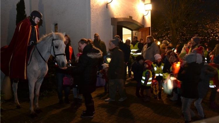 Mehr als 100 kleine und große Laterneläfer sind von der Kirche Sankt Hedwig aus durch Ganderkesee gezogen. Ross und Reiterin symbolisierten den Heiligen Sankt Martin. Mehr als 100 kleine und große Laterneläfer sind von der Kirche Sankt Hedwig aus durch Ganderkesee gezogen. Ross und Reiterin symbolisierten den Heiligen Sankt Martin.
