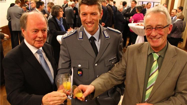 Anstoßen aufs Jahr 2016  mit O-Saft: (v. li.) Die Festredner Karl-Heinz Klare, Oberstleutnant Stephan Fey und Oberbürgermeister Axel Jahnz.