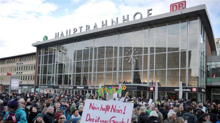 Frauen und Männer protestieren nach den sexuellen Übergriffen in der Silvesternacht in Köln gegen Sexismus. Die Polizeigewerkschaft fordert ein härteres Vorgehen. 