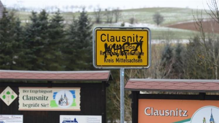 „Antifa“ ist auf dem Ortsschild von Clausnitz zu lesen. 