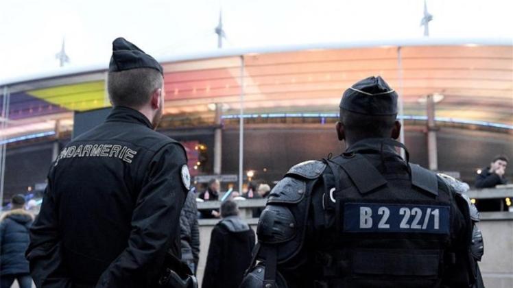 Französische Sicherheitskräfte vor einem Fußballstadion. Kurz vor dem Start der Fußball-EM in Frankreich ist eine Debatte um die Sicherheitsvorkehrungen in den Spielstätten entstanden. 