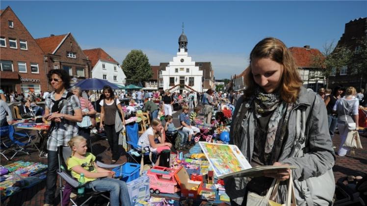 Auf möglichst viele Besucher (im Bild der Schülerflohmarkt in Lingen) hoffen die Organisatoren des Flohmarktes zugunsten des Bundesverbandes Kinderhospiz am Gasthauskanal in Papenburg. 