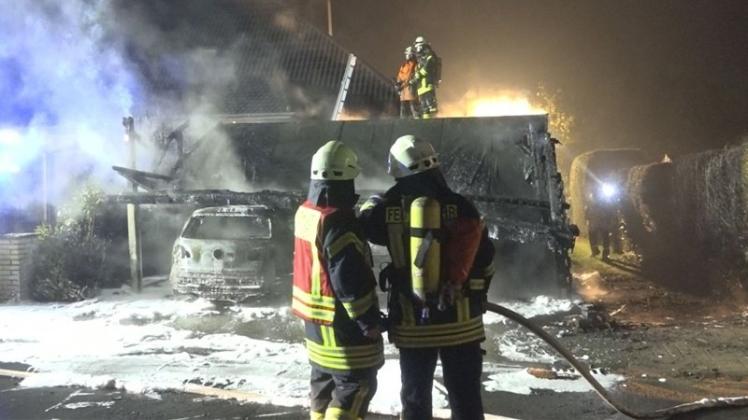Ein Carport und zwei Wagen standen in der Nacht zu Montag in Brinkum in Brand. Ein Bagger blockierte allerdings einen Zuweg für einige Kräfte. 