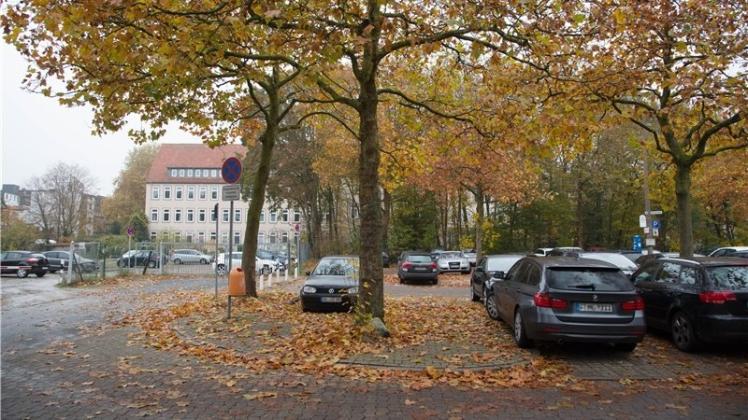 Im Zuge des Krankenhaus-Neubaus in der Innenstadt wird der öffentliche Parkplatz „Am Knick“ zwar nicht verschwinden, aber kleiner werden, ohne dass es dazu bislang genaue Angaben gibt. Das treibt auch City-Bewohner um, die um ihre angestammten Anwohnerparkplätze fürchten. Im Zuge des Krankenhaus-Neubaus in der Innenstadt wird der öffentliche Parkplatz „Am Knick“ zwar nicht verschwinden, aber kleiner werden, ohne dass es dazu bislang genaue Angaben gibt. Das treibt auch City-Bewohner um, die um ihre angestammten Anwohnerparkplätze fürchten.