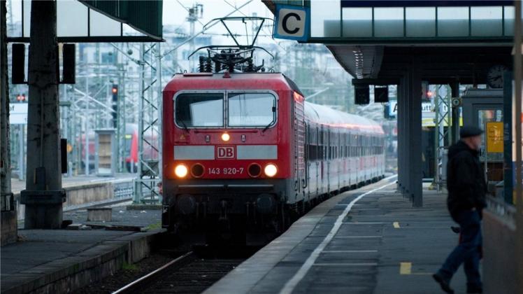 Schwarzfahrer in einer Regionalbahn haben am Mittwochabend im Ruhrgebiet einer Zugbegleiterin gedroht, sie aus dem Zug zu werfen. Symbolfoto: dpa