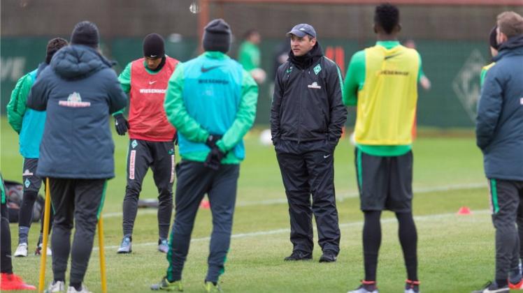 Am Samstag kommt Hertha BSC Berlin: Werder-Trainer Viktor Skripnik schwört seine Spieler auf das Heimspiel ein. Am Samstag kommt Hertha BSC Berlin: Werder-Trainer Viktor Skripnik schwört seine Spieler auf das Heimspiel ein.