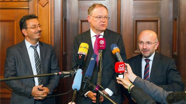 Der Schura-Vorsitzende Recep Bilgen, Ministerpräsident Stephan Weil (SPD) und der Ditib-Landeschef Yilmaz Kilic (v. li.) gaben sich nach dem Spitzentreffen zuversichtlich. 