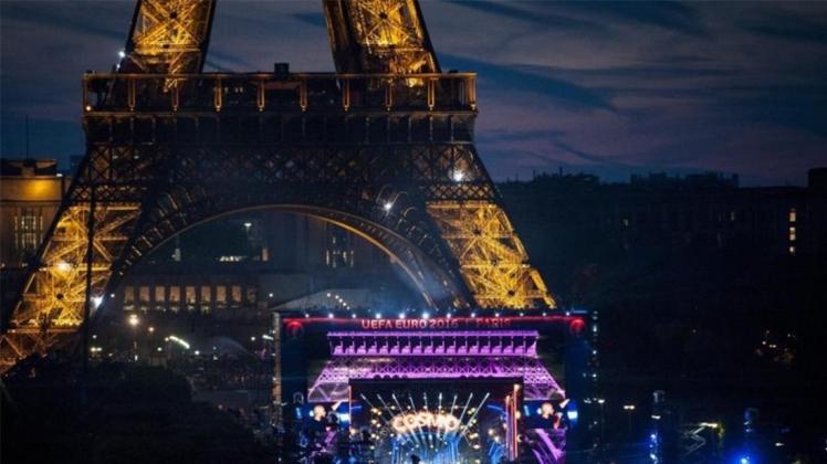 Auf dem Marsfeld vor dem Eiffelturm wird groß gefeiert. Foto: Jeremy Lempin
