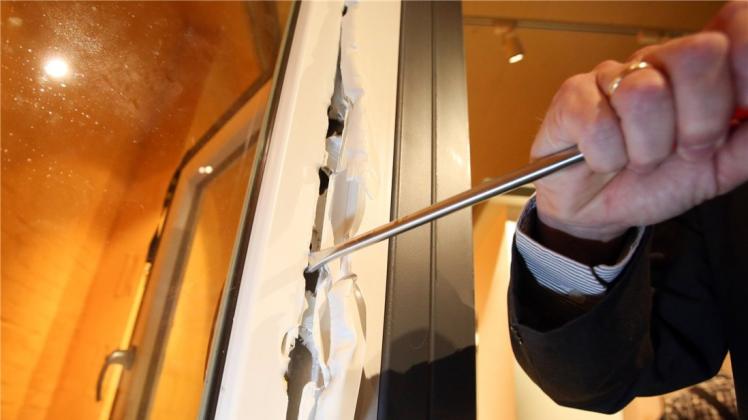Durch ein aufgehebeltes Fenster sind Einbrecher am Montag in eine Wohnung an der Schaftrift eingebrochen. Symbolfoto: dpa Durch ein aufgehebeltes Fenster sind Einbrecher am Montag in eine Wohnung an der Schaftrift eingebrochen. Symbolfoto: dpa