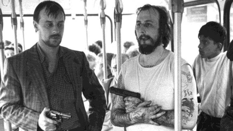 Geiselnehmer Dieter Degowski (l) und Hans-Jürgen Rösner am 17.08.1988 in dem in Bremen gekaperten Linienbus. Bei ihrer Flucht kamen die beiden auch durch Delmenhorst. 
