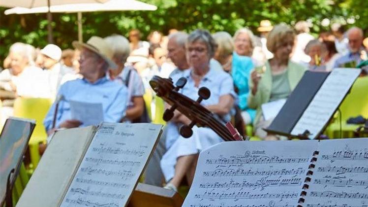 Sommervergnügen – Singspiele im Grünen im Park des Focke-Museums. Einmal mehr tritt dort das „Bremer Gartenopern-Ensemble“ auf. Dieses Mal bringt es einen Einakter von Franz Schubert auf die Pavillon-Bühne des Museums. Sommervergnügen – Singspiele im Grünen im Park des Focke-Museums. Einmal mehr tritt dort das „Bremer Gartenopern-Ensemble“ auf. Dieses Mal bringt es einen Einakter von Franz Schubert auf die Pavillon-Bühne des Museums.