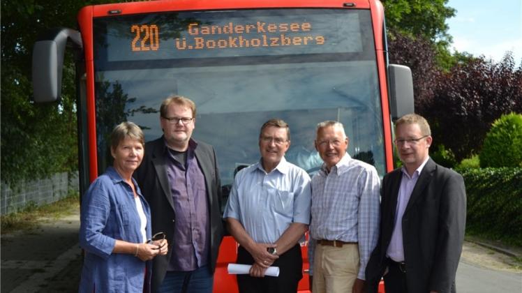 Die Linie 220 wird ab 4. August von Weser-Ems-Bus bedient. Die damit verbundenen Änderungen der Haltestellen stellten Hanna Otter-Sandstedt, Stefan Bendrian, Peter Meyer, Rolf Kuhlmann und Andreas Schulz vor. 