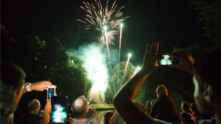 Das Familienfeuerwerk hat viele Schaulustige angelockt – und wurde mit unzähligen Smartphones eingefangen. Das Familienfeuerwerk hat viele Schaulustige angelockt – und wurde mit unzähligen Smartphones eingefangen.