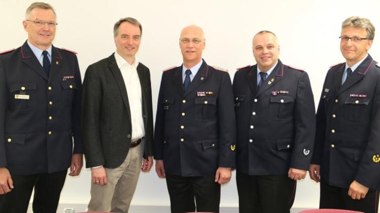 Nach der Wahl: (v.l.) Gerd Wiechmann, Erster Kreisrat Christian Wolf, Andreas Tangemann, Frank Hattendorf und Regierungsbrandmeister Dieter Schnittjer. Nach der Wahl: (v.l.) Gerd Wiechmann, Erster Kreisrat Christian Wolf, Andreas Tangemann, Frank Hattendorf und Regierungsbrandmeister Dieter Schnittjer.