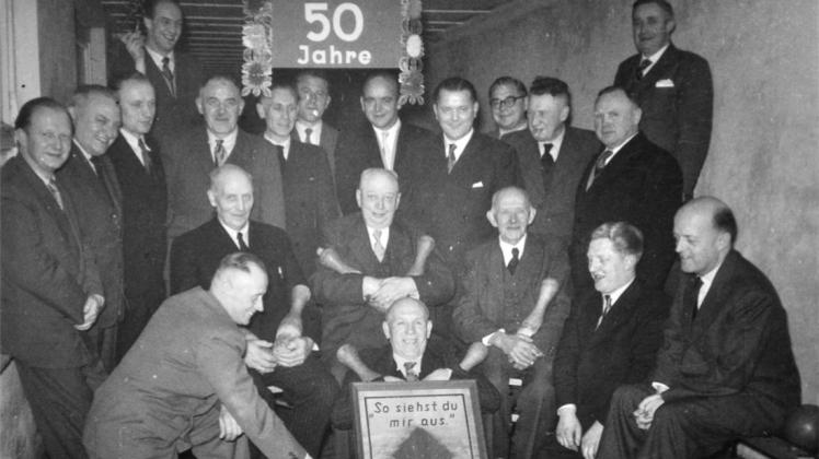 Der Kegelklub „So siehst Du mir aus“ beim 50-jährigen Jubiläum im Jahre 1955 auf der Kegelbahn bei Dröge in Lengerich. Der Kegelklub „So siehst Du mir aus“ beim 50-jährigen Jubiläum im Jahre 1955 auf der Kegelbahn bei Dröge in Lengerich.