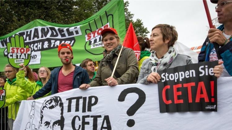 Demonstration von Kritikern des Freihandelsabkommens Ceta zwischen der EU und Kanada vor dem SPD-Sonderkonvent. 
