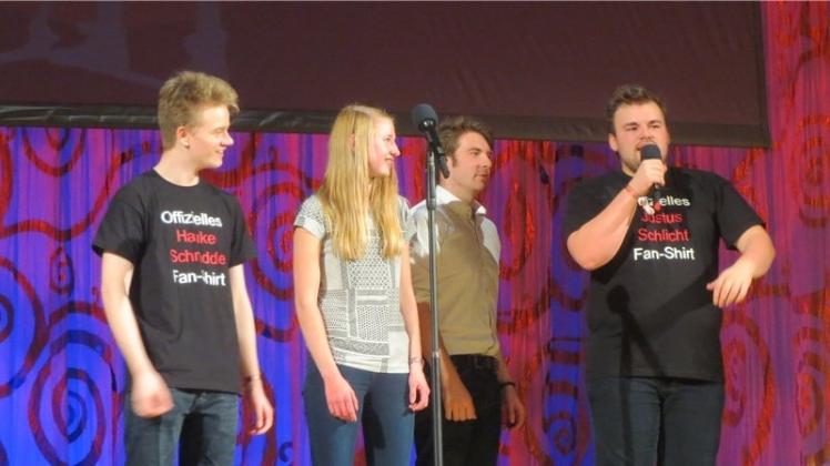 Siegerehrung im Partnerlook: Hauke Schrade (rechts) mit (von links) Justus Schlicht, Kira Müller und Moderator Nils Früchtenicht. 