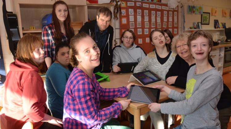 Viel Freude haben die Schüler und Schülerinnen der Katenkamp-Schule in Ganderkesee, wenn sie im Unterricht mit Tablets arbeiten können. 
