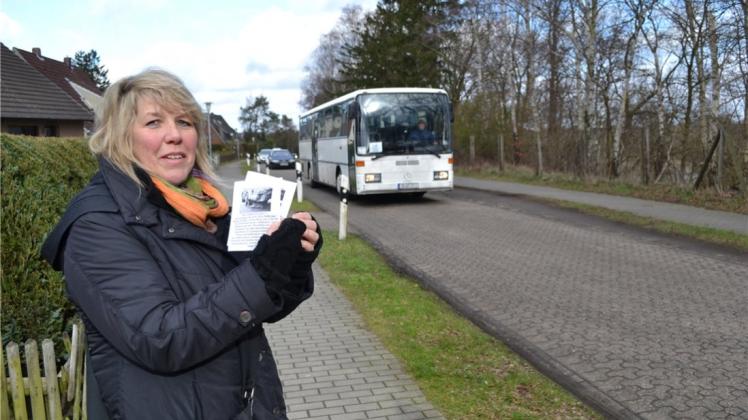 Anwohner, hier Birgit Duchstein, sind verärgert über den Schleichverkehr an der Straße „Übern Berg“. 
