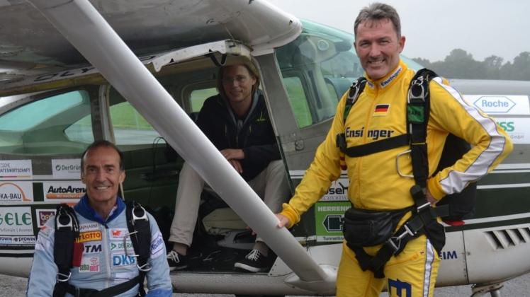Fallschirmsprung für die Kinderkrebshilfe: (von links) Eberhard Gienger, Pilot Marcus Becker und Klaus Renz warten auf dem Flugplatz in Ganderkesee in Springermontur auf passendes Wetter. Fallschirmsprung für die Kinderkrebshilfe: (von links) Eberhard Gienger, Pilot Marcus Becker und Klaus Renz warten auf dem Flugplatz in Ganderkesee in Springermontur auf passendes Wetter.